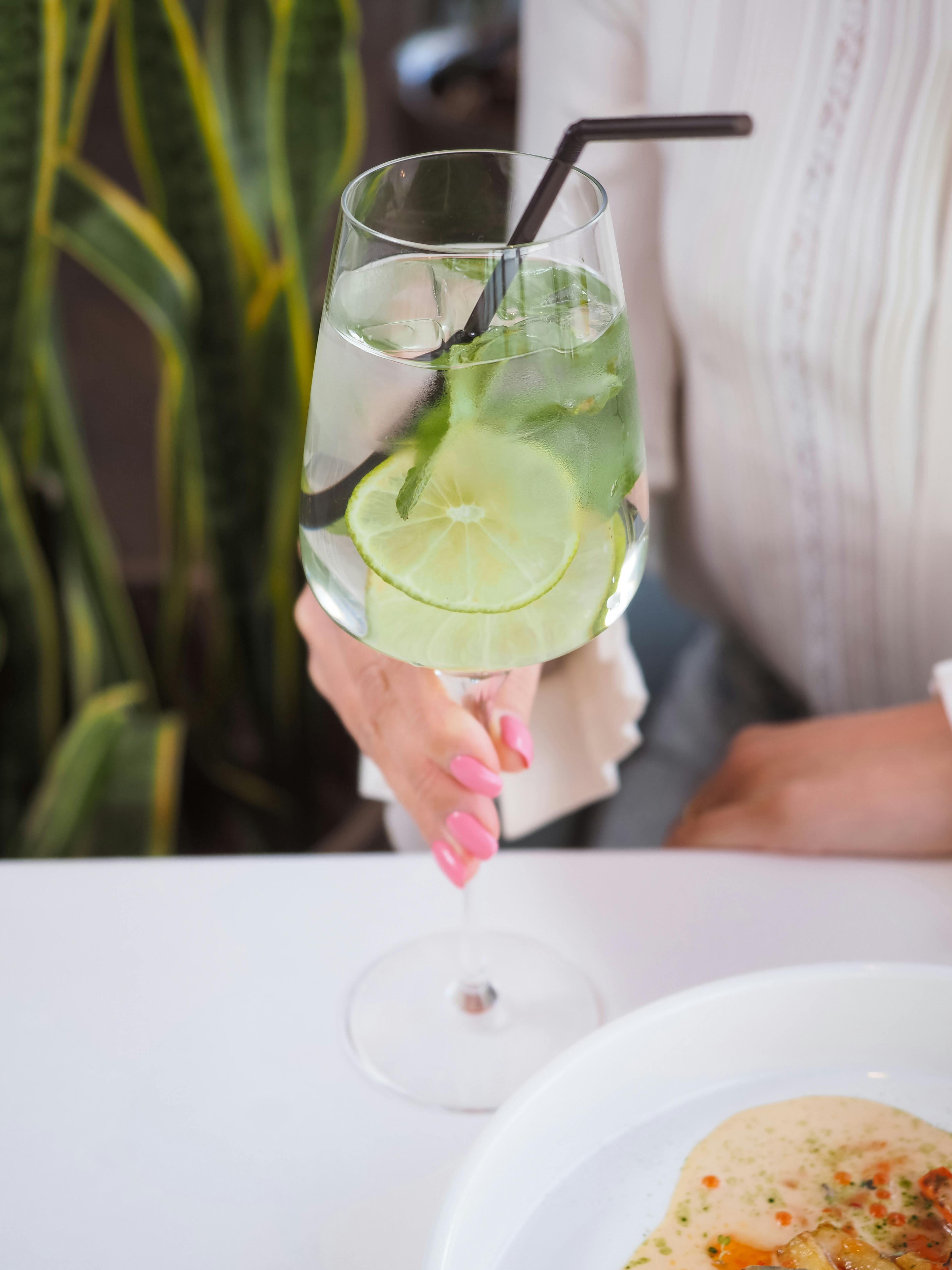 Hugo Spritz in a wine glass with lime and fresh mint